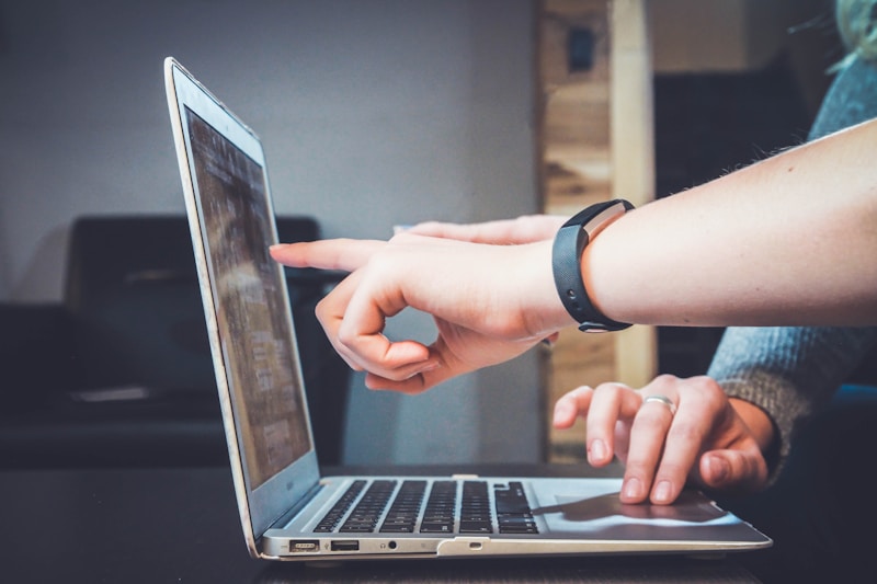 Estudante estudando online